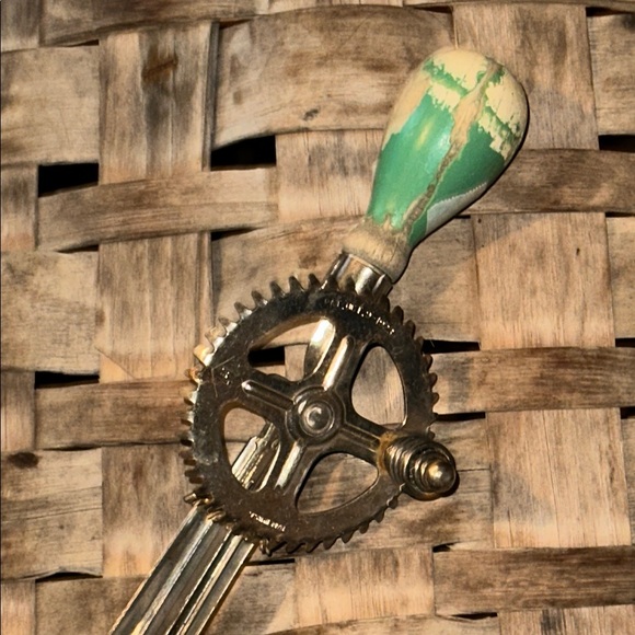 Vintage Handheld Egg Beater with Green Handle - Picture 2 of 6